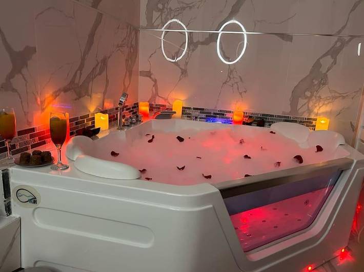 Gîte pour 2 personnes, avec Jacuzzi et Vue à La Celle-Saint-Cloud