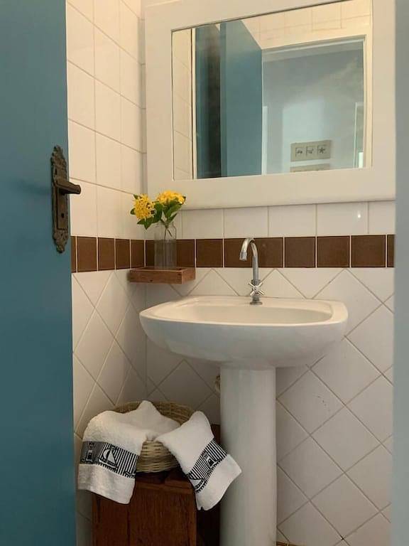 House with swimming pool, 5 bedrooms (4 suites) 40 meters from the beach. in Camaçari, Linha Verde