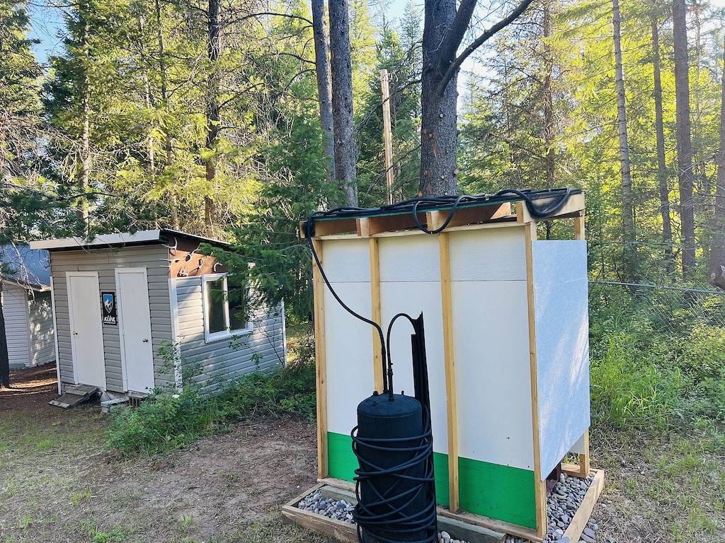 Clean Room on the River in Hungry Horse, Flathead Nationalwald
