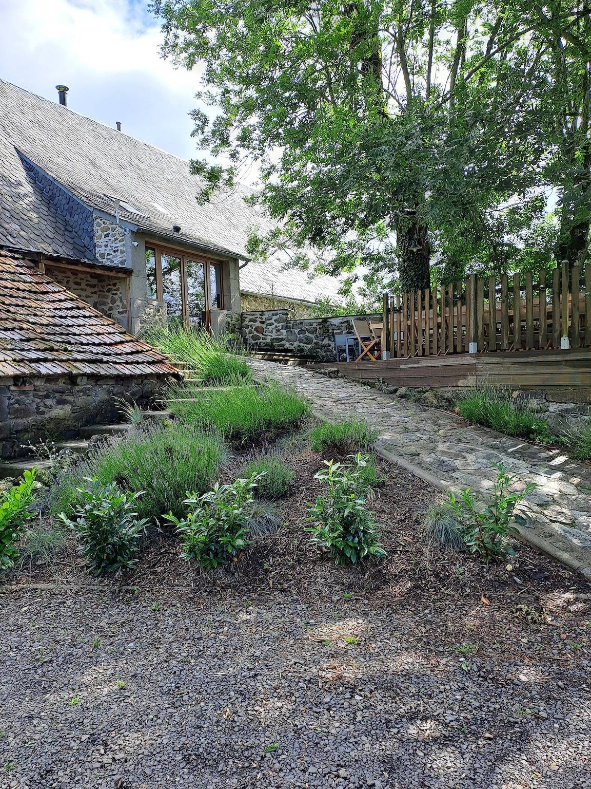 Chambre d’hôtes « La Trouverie - Chambre 2 » avec terrasse, jardin partagés et Wi-Fi in Laqueuille, Parc naturel régional des Volcans d'Auvergne