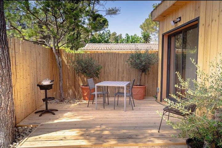 Chalet pour 2 personnes, avec jacuzzi ainsi que jardin et terrasse