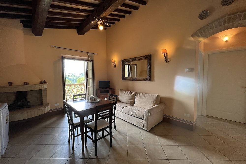 Villa De Piedra En La Cima De Una Colina De Olivas Con Piscina in Gualdo Cattaneo, Provincia de Perugia