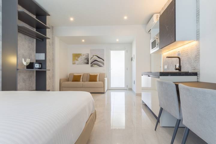 Ganzes Studio, Apartment "Residence Meridian Unità 6" in Strandnähe mit Bergblick, Pool, A/C, Wlan und Balkon in Villa San Pietro, Cagliari Provinz