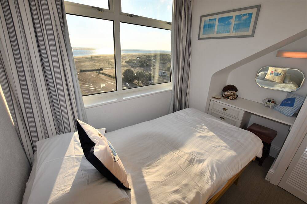 Wonderful 3 bedroom Apartment Sleeping 6 With Stunning Sea Views. in Aberdyfi, Aberdovey