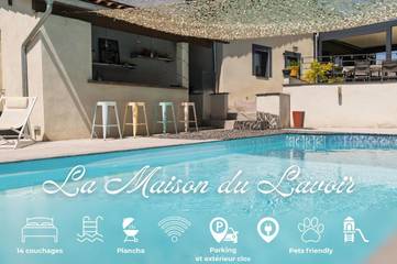 Gîte pour 14 personnes, avec piscine ainsi que vue et jardin, adapté aux familles à Saint-Quentin-Fallavier