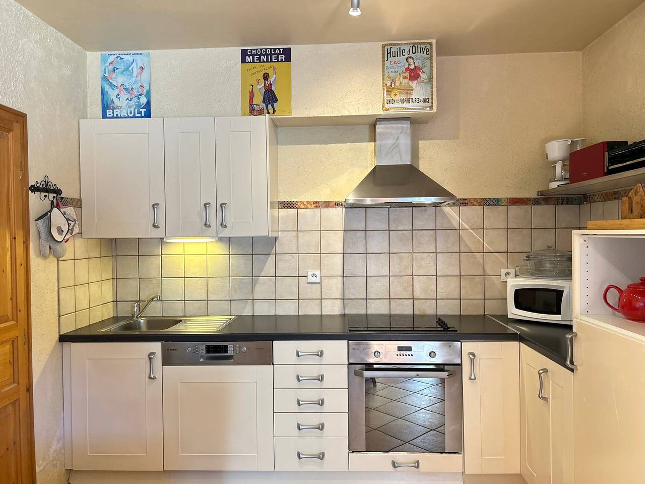 Entire apartment, Ski-in/Ski-out Apartment with Terrace & Summer Bbq, Near Village Center in Les Gets, Les Portes du Soleil