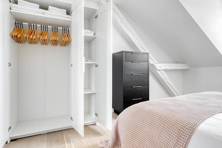 Appartement entier, Appartement moderne Weinegg de 2,5 pièces avec espace de rangement, à 10 minutes de Seefeld, proposé par Blueground in Zürich 32 Neumünster, Zurich