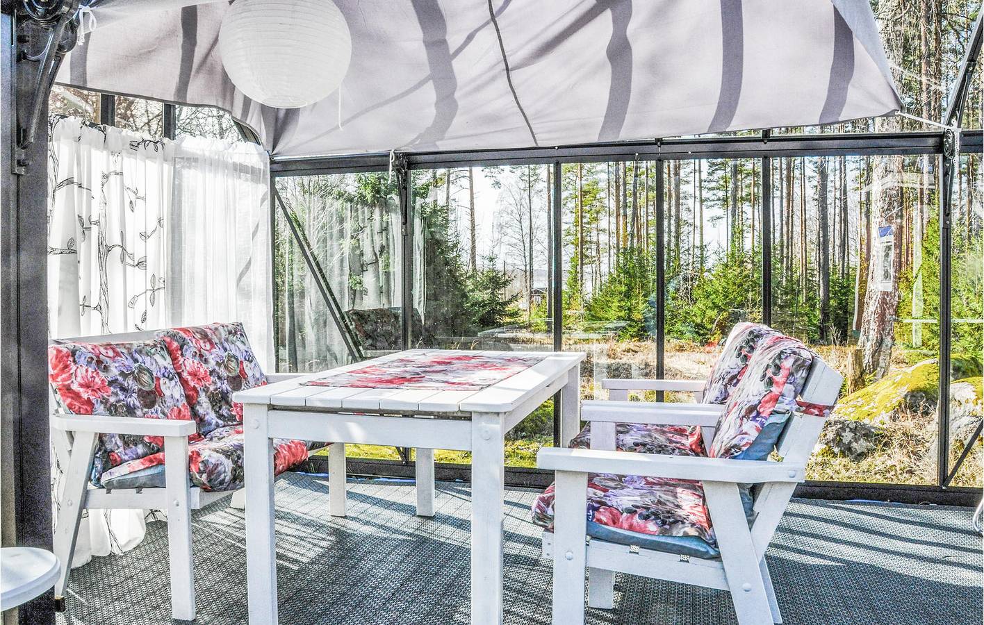 Hus för 4 Personer med trädgård in Vänern
