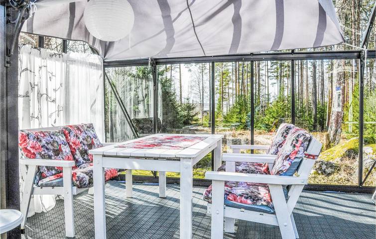 Hus för 4 Personer med terass in Vänern