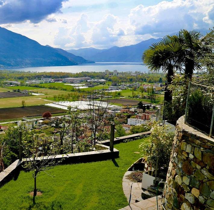 Ferienwohnung für 2 Personen, mit Terrasse und Garten sowie Seeblick in Gordola