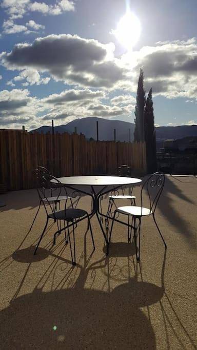 Location de vacances pour 2 personnes, avec terrasse ainsi que jacuzzi et jardin à Crestet - 3