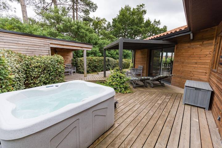 Gîte pour 4 personnes, avec jacuzzi et jardin ainsi que sauna et terrasse