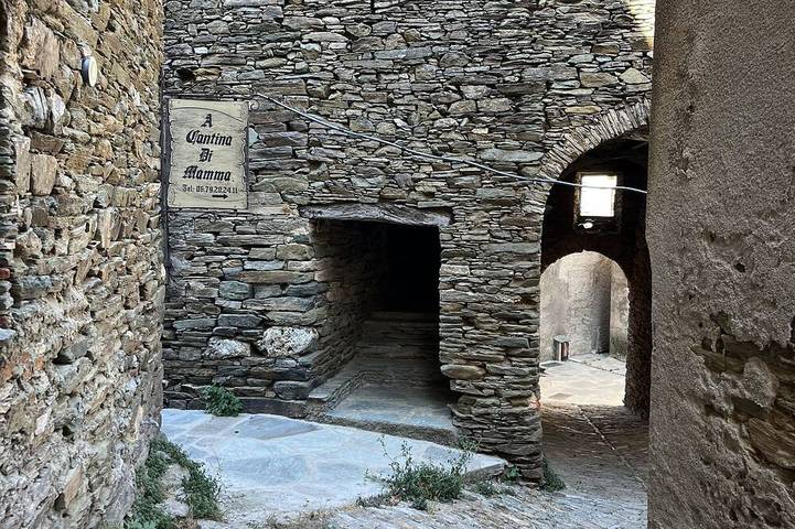 Appartamento intero, Cap Corse, Sisco. Apartment in stone village house with sea view in Sisco, Capo Corso