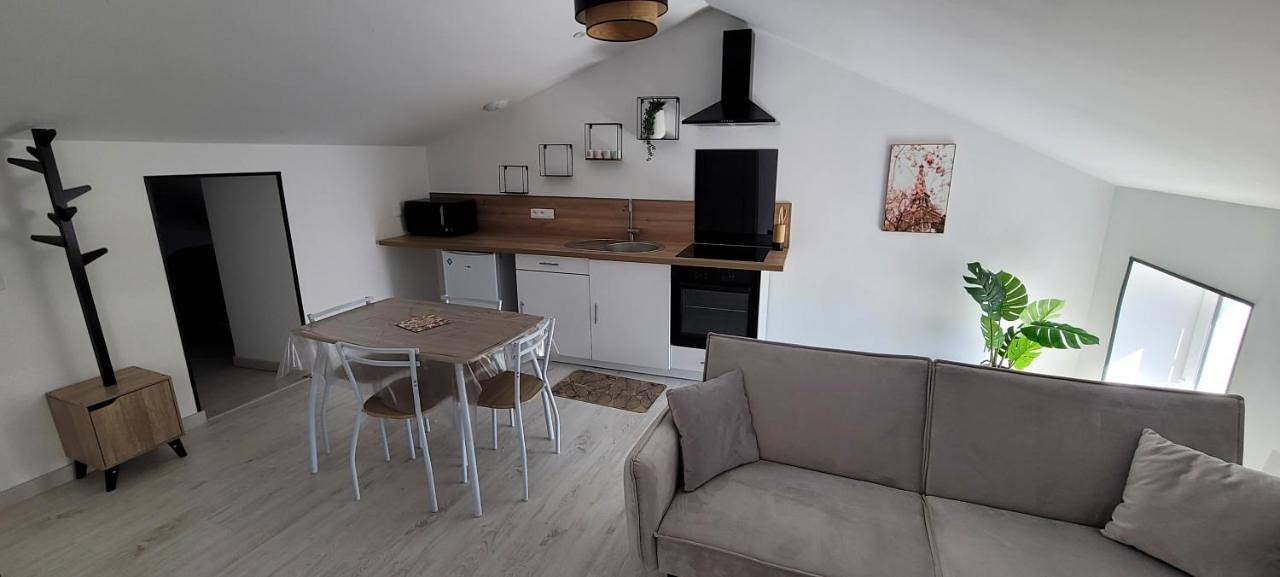 Appartement entier, Two-Bedroom Apartment in Saint-Julien-l'Ars, Vienne (France)