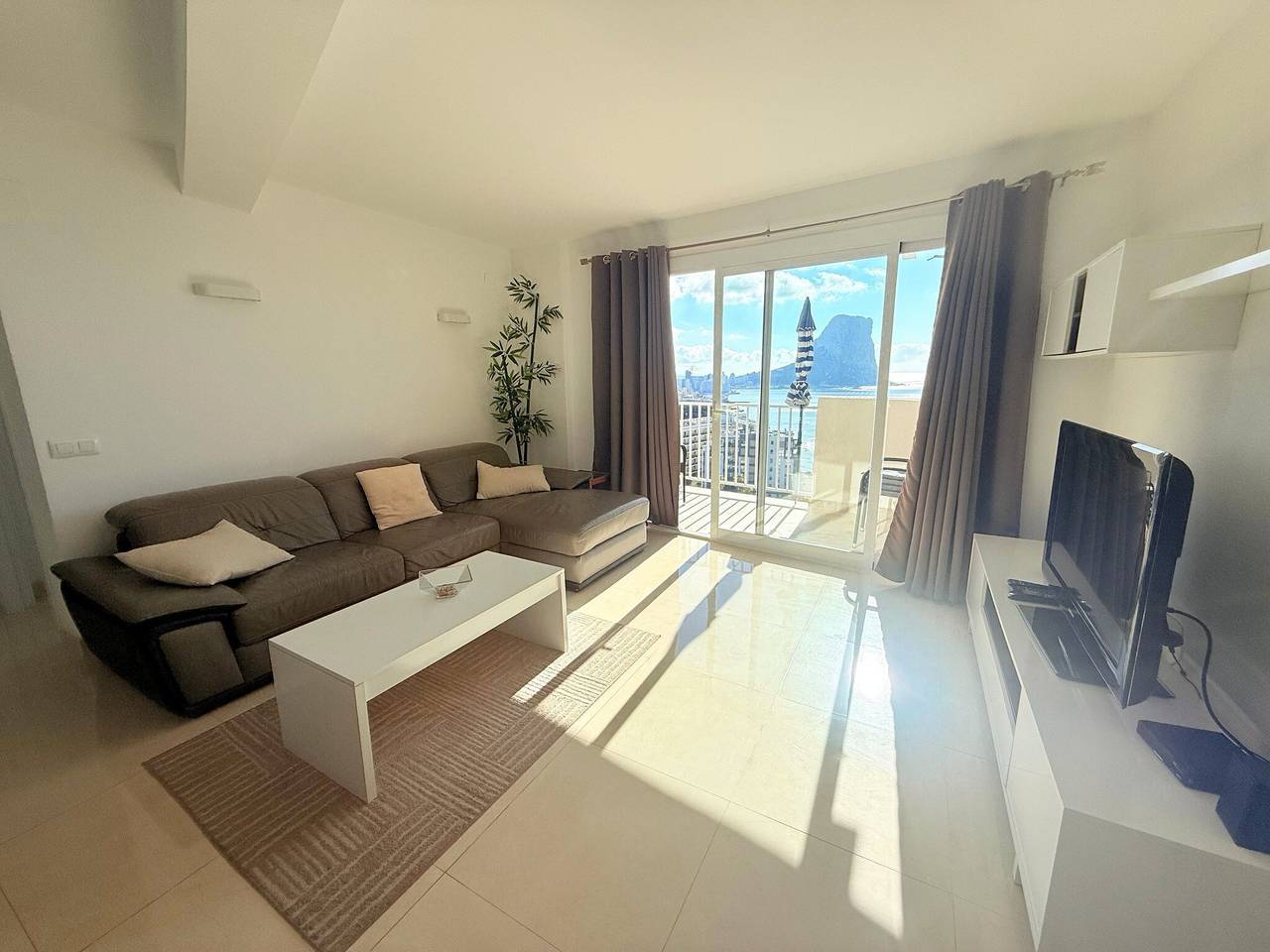 Apartamento entero, Apartamento 'La Perla: Vistas al Mar, 3 Dormitorios, Piscina y Wi-Fi' in Calpe Casco Antiguo, Calpe