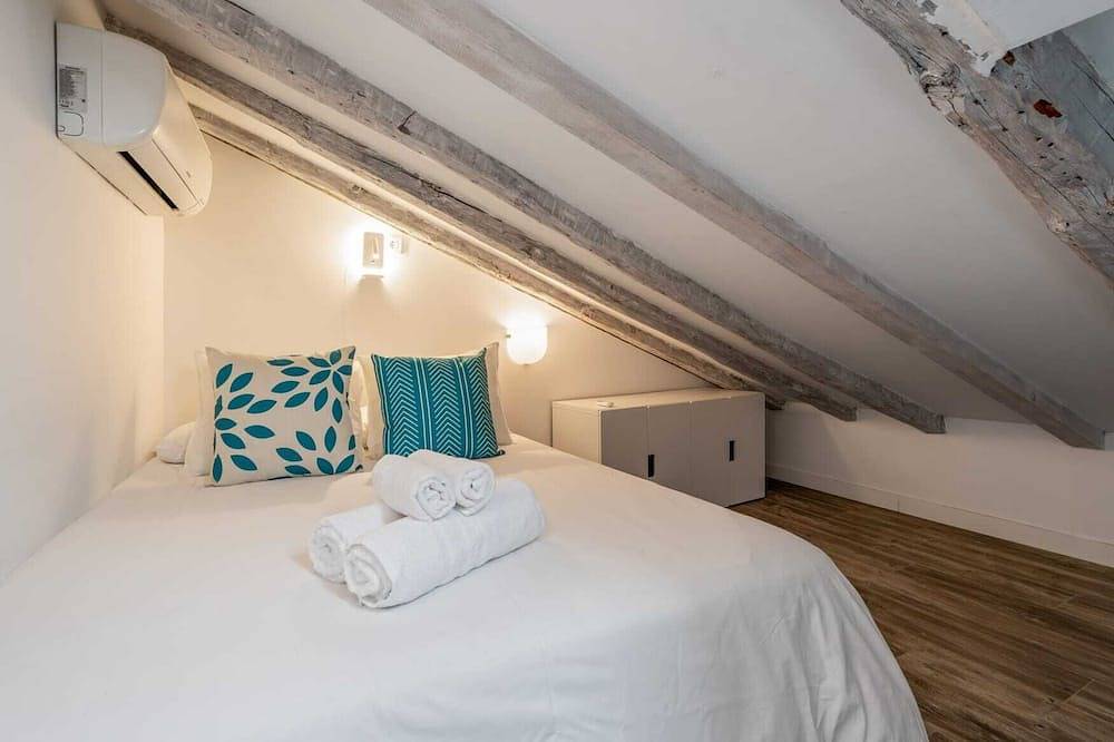 Entire apartment, Attic 3 bedroom, 2 baths in heart of Malasana for extended stays in Centro (Madrid), Madrid
