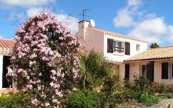 Location de vacances pour 3 personnes, avec terrasse et jardin à Vairé - 2