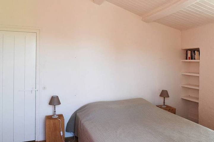 Charming House with Sunny Courtyard, 3 Bedrooms, Close to Beach, Ideal for Family Getaways in Les Portes-en-Ré, Ile de Re