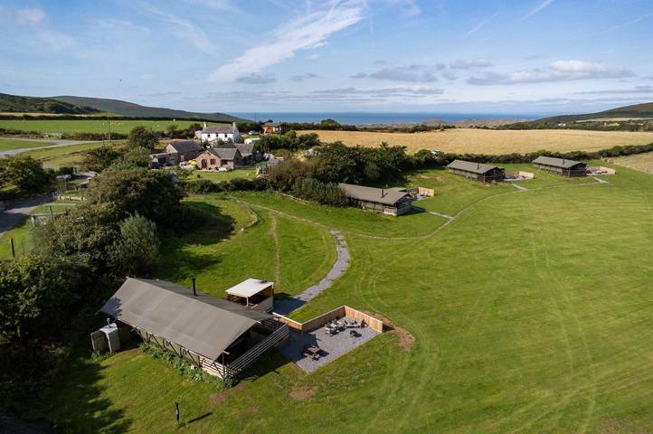 Glamping for 6 people, with garden and hot tub in Gower