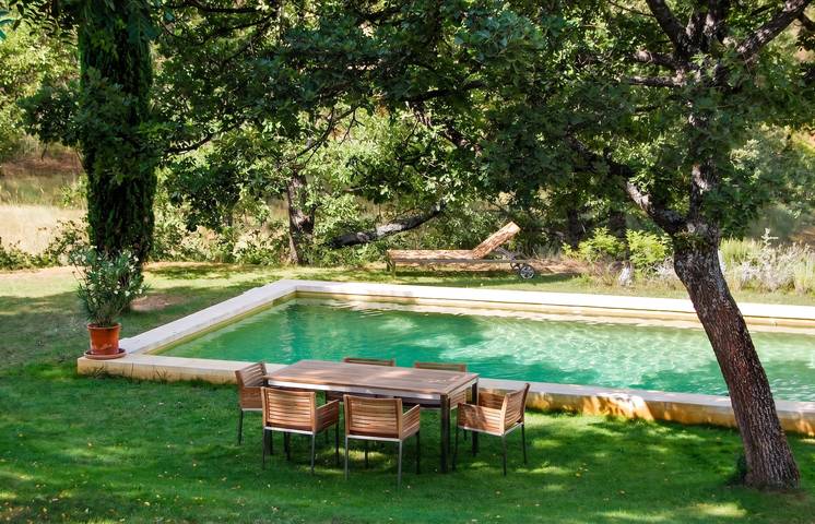 Location de vacances pour 8 personnes, avec jardin ainsi que terrasse et piscine à Ansouis