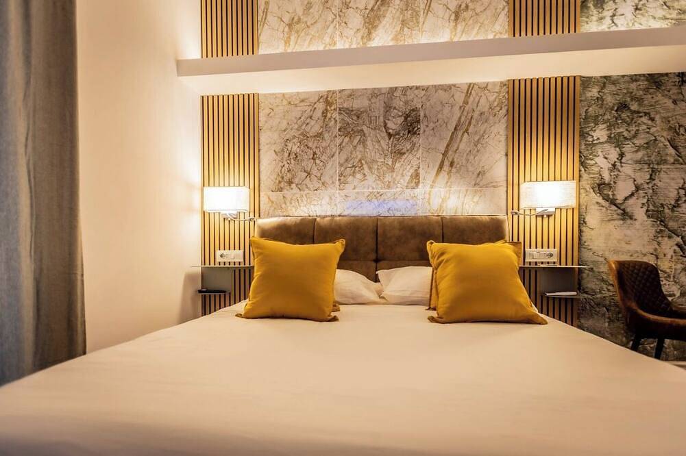 Lyo Sky Rooms—Room with Balcony: A Modern Stay in Re di Roma (Metro Line A, Wifi, Google Tv) in Rome, Rome Province