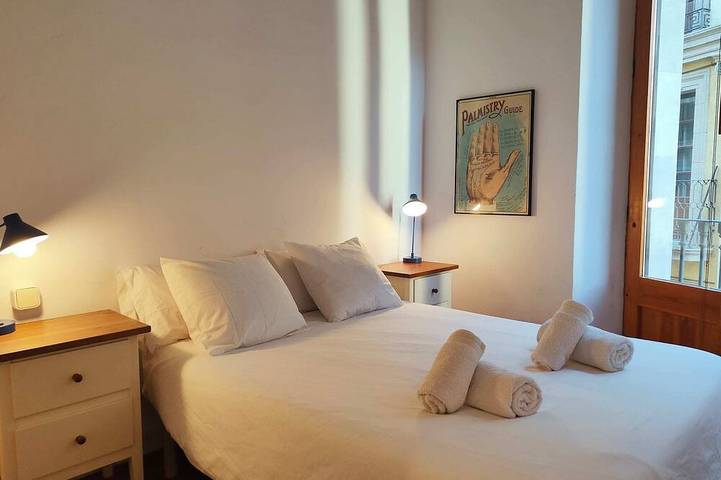 Entire apartment, Bright 2Br Apt in Pl. Catalunya - Rambla D in Barcelona Centre, Barcelona