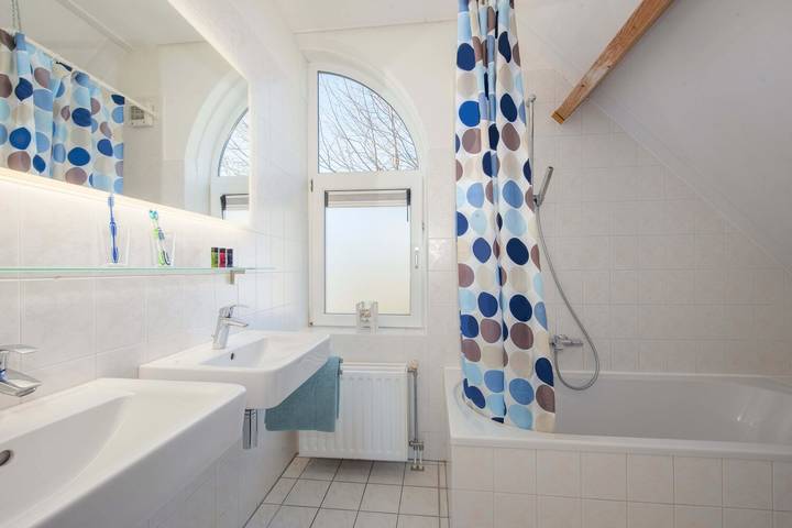 Ferienhaus für 6 Personen, mit Balkon/Terrasse und Terrasse sowie Garten und Pool in Noord-Beveland - 4