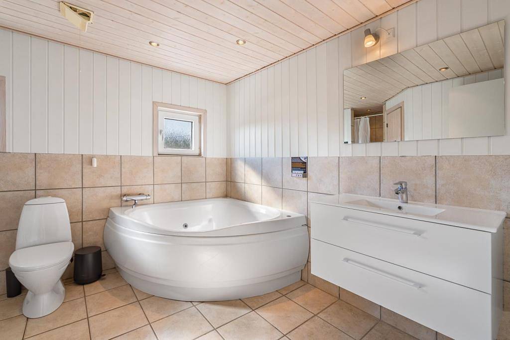 Hübsches Ferienhaus wunderschönem, leicht hügeligen Naturgrundstück in Henne, Varde