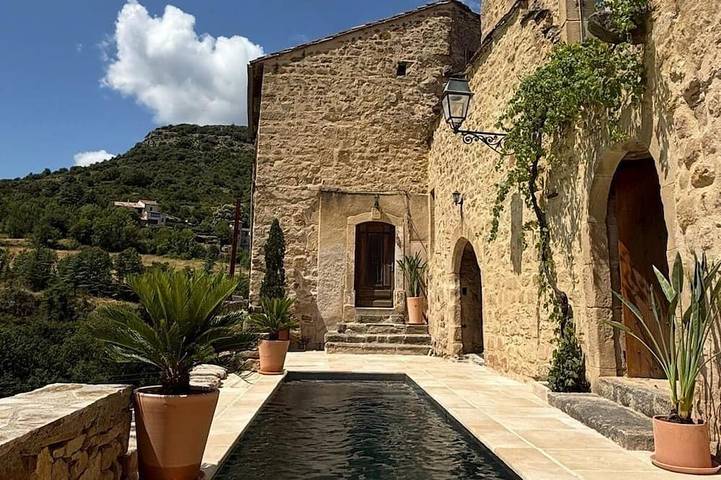 Location de vacances pour 11 personnes, avec jardin à Dio-et-Valquières