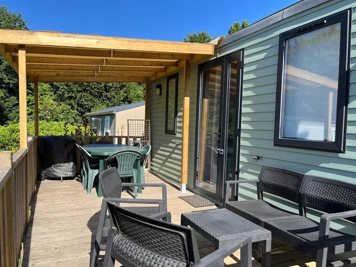Camping pour 7 personnes, avec bassin pour enfant ainsi que piscine et jardin