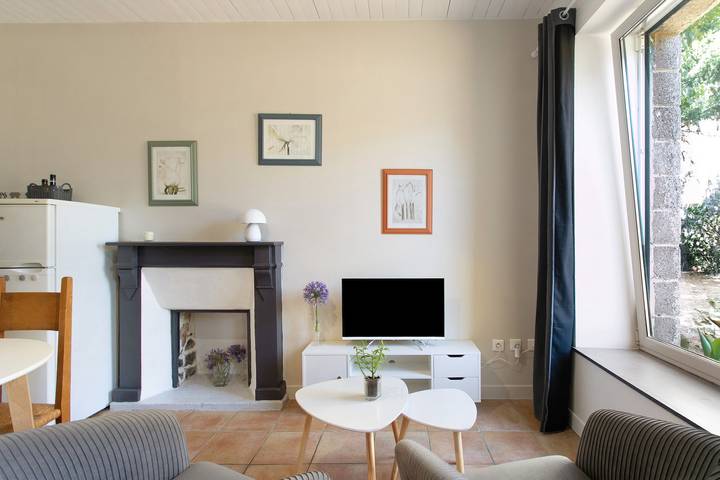 "Maisonnette du Paradis" Cottage with Shared Garden and Wi-Fi in Pommerit-le-Vicomte in Pommerit-le-Vicomte, Côtes-d'Armor