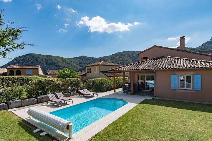 Villa pour 8 personnes, avec piscine ainsi que jardin et balcon à Vallon-Pont-d'Arc