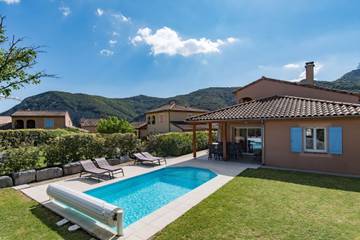 Villa pour 8 personnes, avec piscine ainsi que balcon et jardin à Vallon-Pont-d'Arc