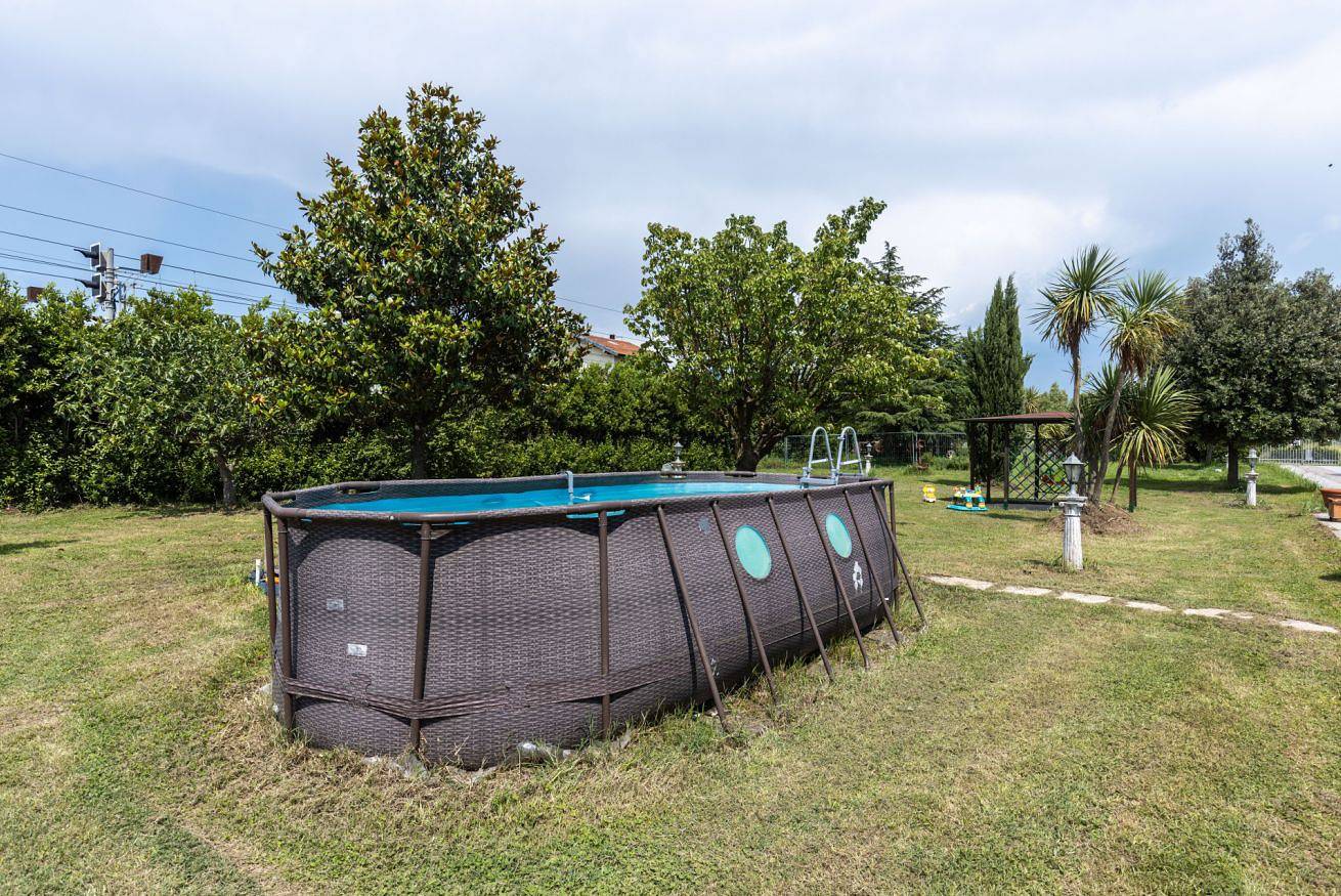 Appartement entier, Countryside Apt with Swimming Pool and Parking in Cascina, Riviera Italienne