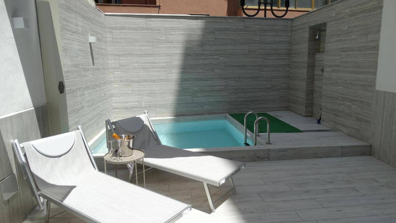 Sisina Luxury Room Jacuzzi & Piscina in Portici, Parco nazionale del Vesuvio