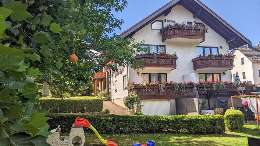 BnB für 6 Personen, mit Balkon und Terrasse sowie Garten und Ausblick im Thüringer Wald
