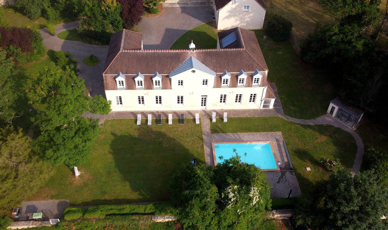 Château de Montboulon Piscine Spa in Saint-Georges-sur-Baulche, Région d'Auxerre