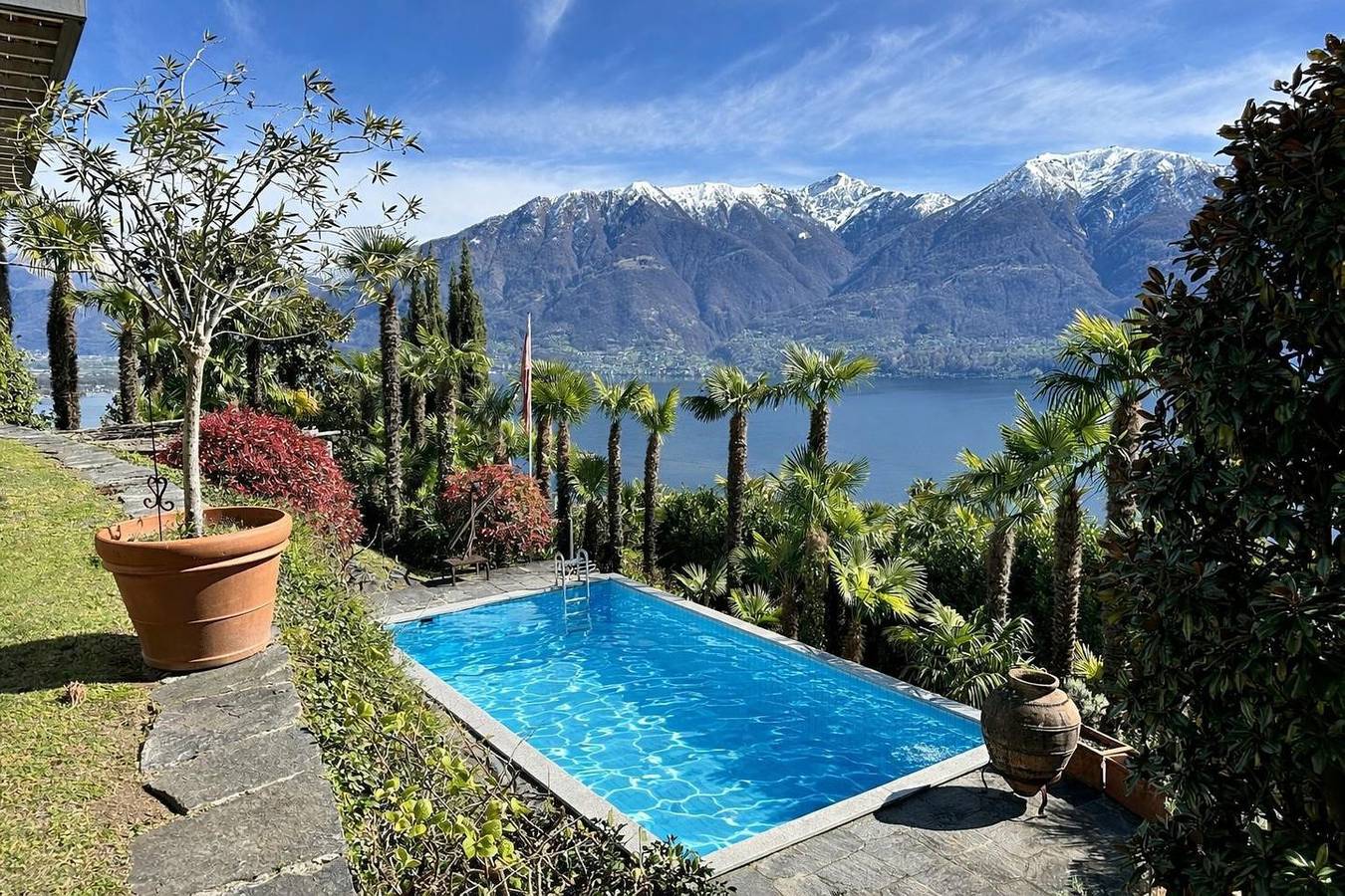 Exklusives Ferienhaus mit freistehender Terrasse, Panoramablick und Aussenpool in Orselina, Tessiner Alpen