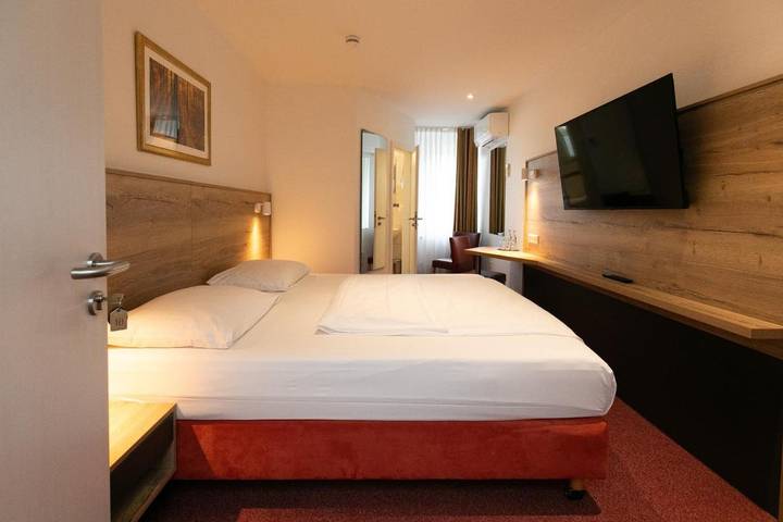 Hotel, mit Garten und Sauna in Düren - 2