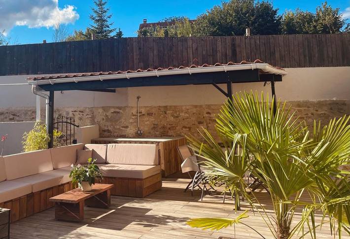 Gîte pour 11 personnes, avec terrasse et jardin, animaux acceptés à Coulonges-Cohan