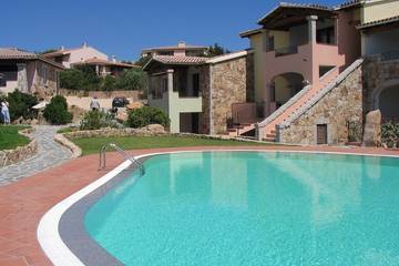 Gîte pour 6 personnes, avec terrasse et piscine à Monte Petrosu