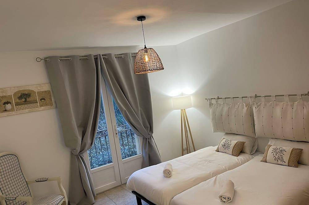 Provencal villa of 250 m2 with swimming pool - 8 km from Aix en Provence for 8 people. in Ventabren, Region de Aix-en-Provence