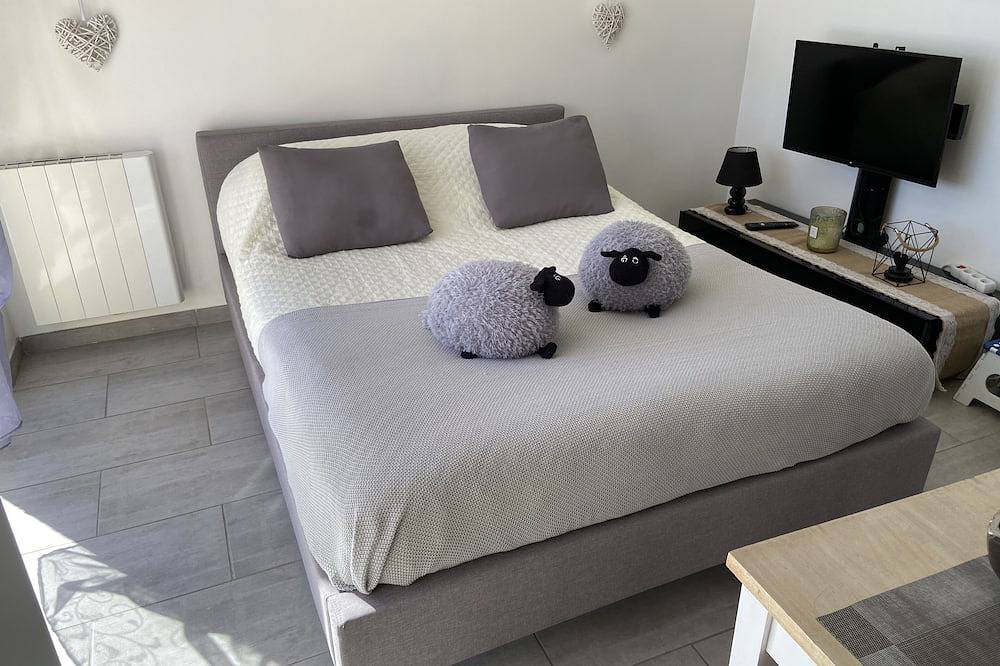 Apartamento entero, 100% self-contained studio at the foot of the Dentelles de Montmirail in Violès, Vaucluse