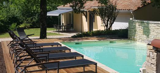 Cottage pour 6 personnes, avec piscine ainsi que terrasse et jardin à Luzech