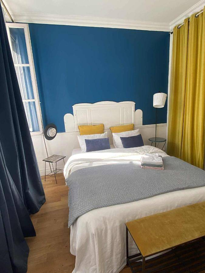 Queen Room with Shared Bathroom in Rennes, Région de Rennes