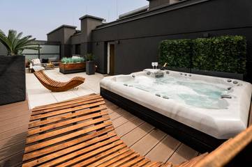 Gîte pour 2 personnes, avec piscine ainsi que jardin et jacuzzi à Varsovie