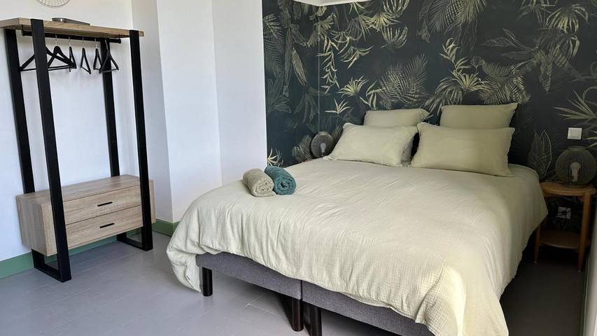 Maison d’hôte pour 3 personnes, avec Jacuzzi et Terrasse ainsi que Jardin et Piscine à Salsigne