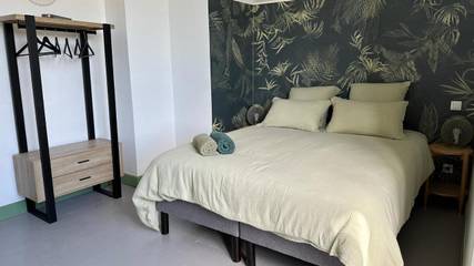 Maison d’hôte pour 3 personnes, avec terrasse et vue ainsi que piscine et jardin à Villeneuve-Minervois
