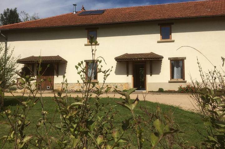 Gîte pour 4 personnes, avec piscine ainsi que jardin et terrasse dans Saint-Martin-le-Châtel