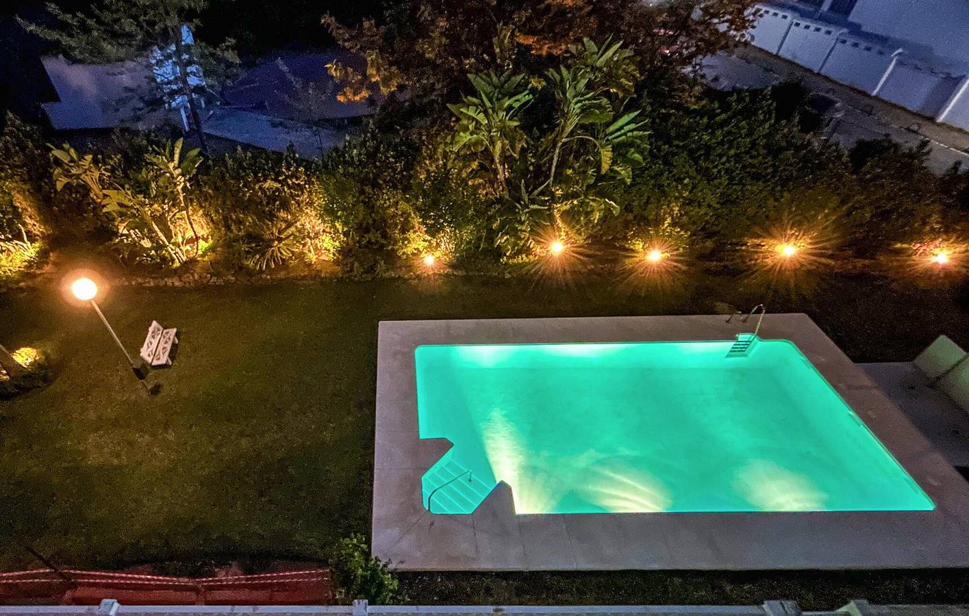 Entire holiday apartment, Sea View Paradise: Beach View Apartment with Pool & Terrace in Las Chapas, Marbella